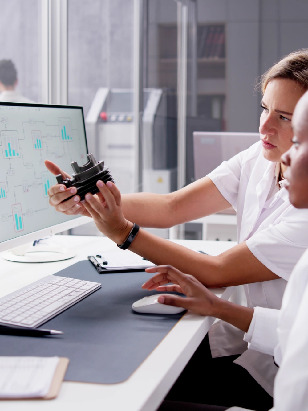 Deux femmes analysant un prototype