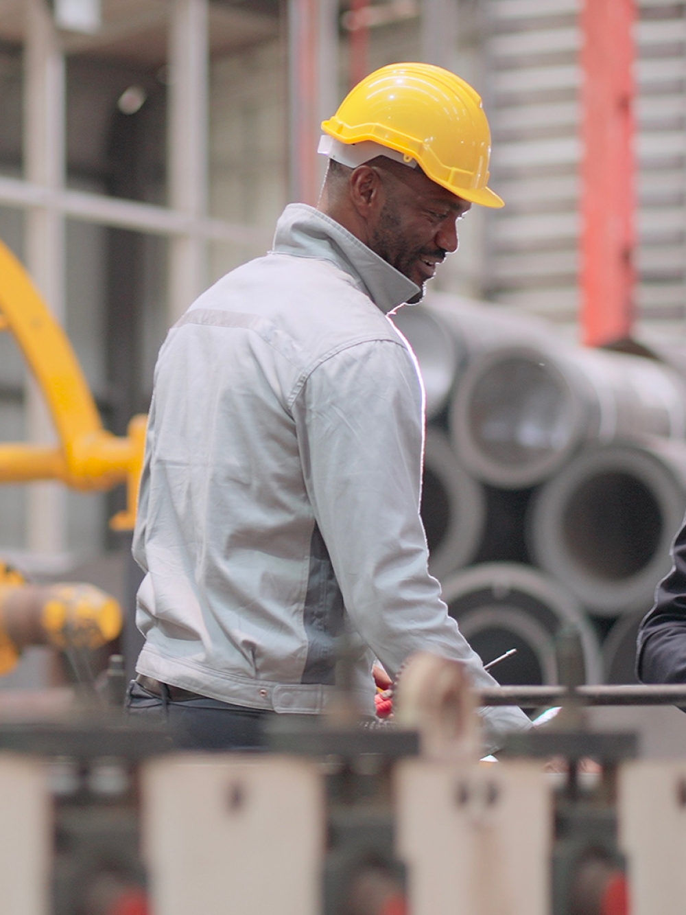 Deux employés travaillant dans une usine manufacturière