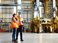 Deux employés dans une usine regardant une tablette
